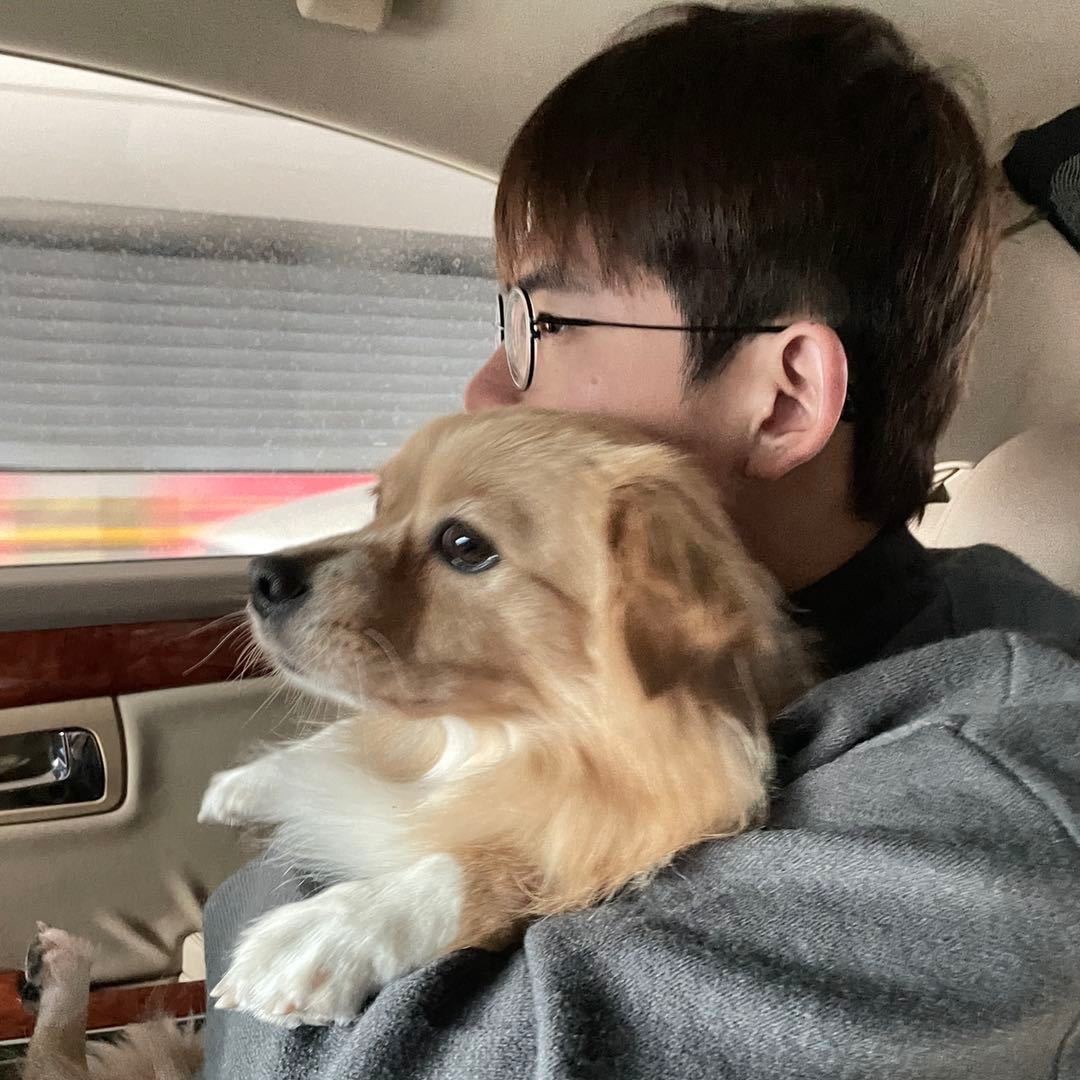 Portrait von Yupei Du mit kleinem Hund